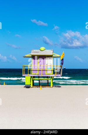 Garde la vie en bois abris en style art déco à South Beach Banque D'Images