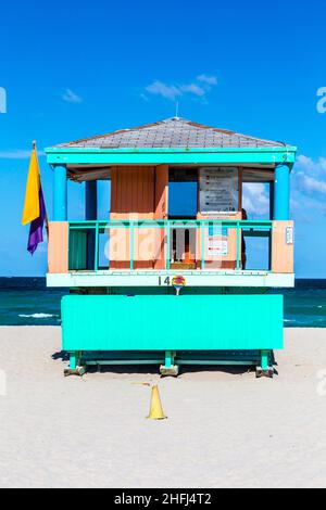 Garde la vie en bois abris en style art déco à South Beach Banque D'Images