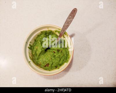 Le guacamole est une trempette, un tartiner ou une salade à base d'avocat, développée pour la première fois au Mexique.En plus de son utilisation dans la cuisine mexicaine moderne, il est devenu partie de Banque D'Images