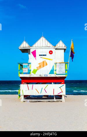 Garde la vie en bois abris en style art déco à South Beach Banque D'Images