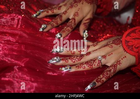 Henné art sur les mains pour la mariée au mariage traditionnel indonésien ou à la fête de mariage Banque D'Images