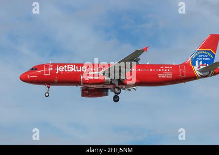 La livraison JetBlue « Fire Department City of New York » Airbus A320 immatriculé N615JB est montrée en approche finale à l'aéroport international de Los Angeles. Banque D'Images