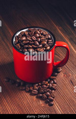 Tasse rouge café avec haricots Banque D'Images