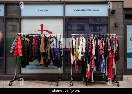 New York, États-Unis.12th janvier 2022.Deux porte-vêtements donnés attendent les nouveaux propriétaires à l'événement MLK « si je peux aider quelqu'un » sur les vêtements et la nourriture organisé par Community conversation and collaboration Inc. À Brooklyn, New York, le 16 janvier 2022.(Photo de Gabriele Holtermann/Sipa USA) crédit: SIPA USA/Alay Live News Banque D'Images