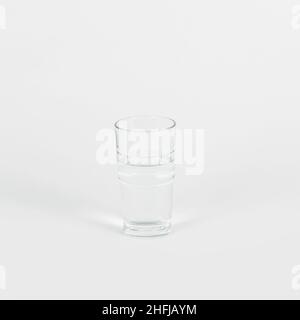 verre avec eau et fond blanc Banque D'Images