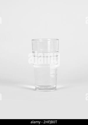 verre avec eau et fond blanc Banque D'Images