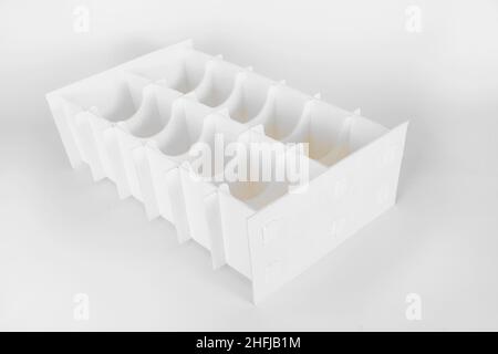 boîte vide avec plusieurs étagères de rangement à l'intérieur Banque D'Images