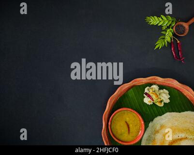 cuisine traditionnelle du sud de l'inde masala dosa, sambar et chutney de noix de coco servi sur plaque d'argile et feuille de banane. studio shot. copier l'arrière-plan de l'espace. Banque D'Images