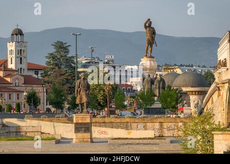 Monument guerrier et autres sculptures dans le centre-ville de Skopje en été Banque D'Images