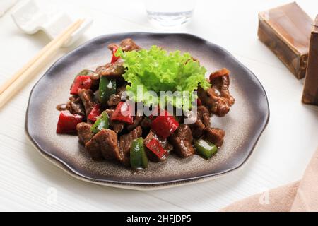 bœuf au poivre noir avec paprica haché et oignon Banque D'Images