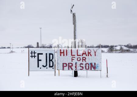 Des signes de protestation contre Hillary Clinton et le président Joe Biden sur une autoroute près de Mount Pleasant, Iowa Banque D'Images