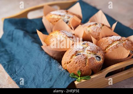 Un groupe de muffins avec baies et chocolat sur un plateau vue de face. Banque D'Images