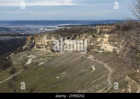 Ville grotte Chufut-Kale à Bakhchysarai au printemps, Crimée Banque D'Images