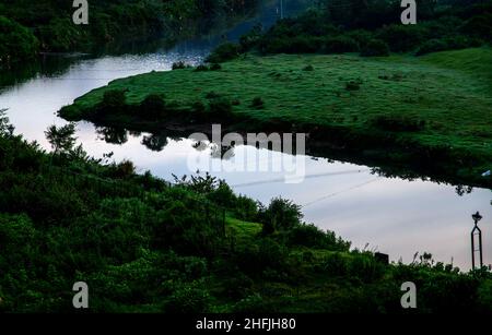 Montagnes sous le brouillard le matin un paysage de nature étonnant forme Kerala Dieu propre pays Tourisme et Voyage image concept, frais et de détente nature type Banque D'Images