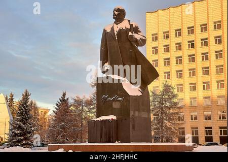 Monument de Vladimir Lénine sur le fond de la ville dépoussiéré de neige en hiver Banque D'Images