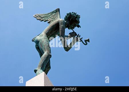 Gavle, Norrland Suède - 13 juillet 2021 : statue en pierre d'un ange jouant de la musique dans un instrument à vent Banque D'Images