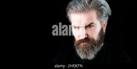 Homme d'âge moyen barbu avec barbe longue classique, gay barbu.Salon de coiffure.Moustaches, gros plan sur le visage, isolées sur le noir.Modèles Web Banque D'Images