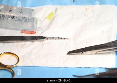 Outils chirurgicaux utilisés pour le fonctionnement du processus sur la table stérile. Banque D'Images