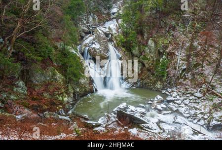 Bash Bish Falls en hiver. Situé dans le parc d'État de Bash Bish Falls, dans les montagnes Taconic, c'est la plus haute cascade du Massachusetts Banque D'Images