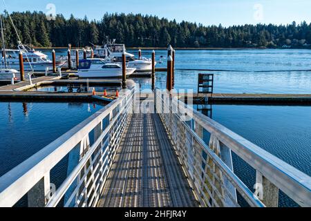 Une passerelle en métal mène aux quais du port de plaisance de Siuslaw, Florence, Oregon, États-Unis Banque D'Images