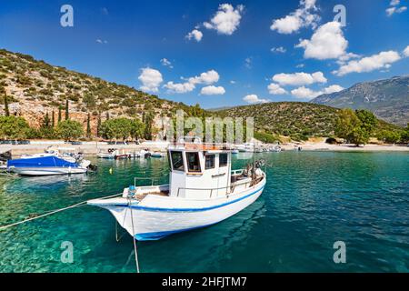 Bateaux de pêche à la plage Saranti du golfe de Corinthe, Grèce Banque D'Images