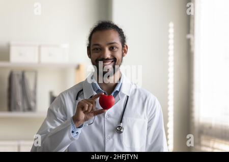 Portrait d'un jeune cardiologue afro-américain heureux. Banque D'Images