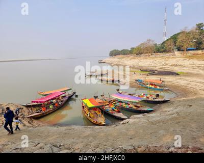 Des bateaux en bois locaux ont été déportés le long des rives de la rivière Meghna, attendant des passagers ou des touristes, à Rajshahi, une division du nord-ouest du Bangladesh.La rivière Meghna est l'un des principaux fleuves du Bangladesh, l'un des trois qui forment le delta du Gange le plus grand delta de la terre, qui se jette dans la baie du Bengale.Le Meghna est formé en raison de la confluence des rivières Surma et Kushhiyara provenant des régions montagneuses de l'est de l'Inde jusqu'à Chandpur.Meghna est hydrographiquement appelé Meghna supérieur.Une fois que le Padma rejoint, il est appelé le Meghna inférieur. Banque D'Images