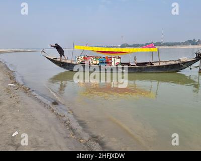 Des bateaux en bois locaux ont été déportés le long des rives de la rivière Meghna, attendant des passagers ou des touristes, à Rajshahi, une division du nord-ouest du Bangladesh.La rivière Meghna est l'un des principaux fleuves du Bangladesh, l'un des trois qui forment le delta du Gange le plus grand delta de la terre, qui se jette dans la baie du Bengale.Le Meghna est formé en raison de la confluence des rivières Surma et Kushhiyara provenant des régions montagneuses de l'est de l'Inde jusqu'à Chandpur.Meghna est hydrographiquement appelé Meghna supérieur.Une fois que le Padma rejoint, il est appelé le Meghna inférieur. Banque D'Images