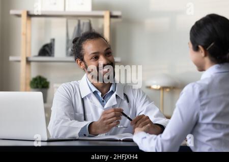 Joyeux médecin africain consultant patient indien à l'hôpital. Banque D'Images