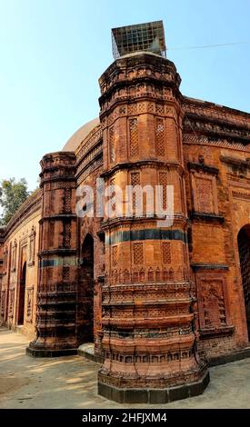 Des vestiges de différentes mosquées en terre cuite et en briques, construites au cours du 12th à 16th siècle, se trouvent à Naogaon et Chapai Nawabganj, les deux districts de la division Rajshahi.Le Rajshahi moderne se trouve dans l'ancienne région de Pundravardhana.La fondation de la ville date de 1634, selon des documents épigraphiques au mausolée de Soufi saint Shah Makdum.La région a accueilli une colonie hollandaise au 18th siècle.La municipalité de Rajshahi a été constituée pendant le Raj britannique en 1876.De nombreuses mosquées ont été construites au cours des cinq siècles et demi de domination musulmane avant la période coloniale britannique, b Banque D'Images