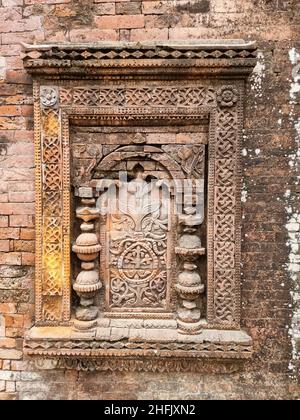 Des vestiges de différentes mosquées en terre cuite et en briques, construites au cours du 12th à 16th siècle, se trouvent à Naogaon et Chapai Nawabganj, les deux districts de la division Rajshahi.Le Rajshahi moderne se trouve dans l'ancienne région de Pundravardhana.La fondation de la ville date de 1634, selon des documents épigraphiques au mausolée de Soufi saint Shah Makdum.La région a accueilli une colonie hollandaise au 18th siècle.La municipalité de Rajshahi a été constituée pendant le Raj britannique en 1876.De nombreuses mosquées ont été construites au cours des cinq siècles et demi de domination musulmane avant la période coloniale britannique, b Banque D'Images