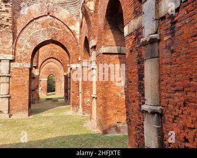 Des vestiges de différentes mosquées en terre cuite et en briques, construites au cours du 12th à 16th siècle, se trouvent à Naogaon et Chapai Nawabganj, les deux districts de la division Rajshahi.Le Rajshahi moderne se trouve dans l'ancienne région de Pundravardhana.La fondation de la ville date de 1634, selon des documents épigraphiques au mausolée de Soufi saint Shah Makdum.La région a accueilli une colonie hollandaise au 18th siècle.La municipalité de Rajshahi a été constituée pendant le Raj britannique en 1876.De nombreuses mosquées ont été construites au cours des cinq siècles et demi de domination musulmane avant la période coloniale britannique, b Banque D'Images