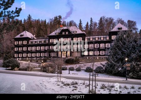 Karlova Studanka, République Tchèque - 13.01.2022: Spa de montagne pour la relaxation et la guérison dans la belle nature Banque D'Images