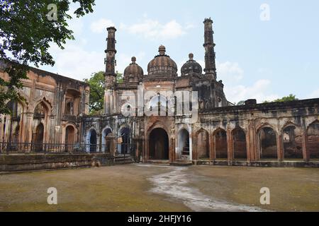 Façade d'Imambara et de Masjid à la résidence britannique construite par Nawab Asaf UD-Daulah complétée par Nawab Saadat Ali Khan fin 1700s, Lucknow, Uttar Banque D'Images