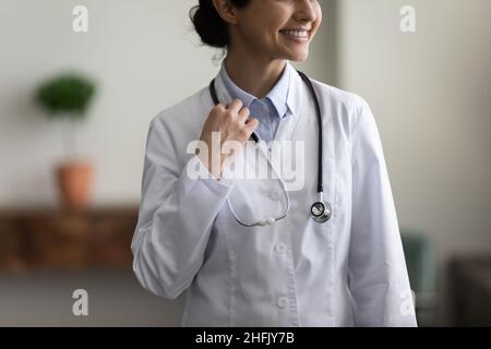 Un médecin indien souriant pose dans le bureau de la clinique. Banque D'Images