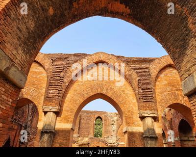 Des vestiges de différentes mosquées en terre cuite et en briques, construites au cours du 12th à 16th siècle, se trouvent à Naogaon et Chapai Nawabganj, les deux districts de la division Rajshahi.Le Rajshahi moderne se trouve dans l'ancienne région de Pundravardhana.La fondation de la ville date de 1634, selon des documents épigraphiques au mausolée de Soufi saint Shah Makdum.La région a accueilli une colonie hollandaise au 18th siècle.La municipalité de Rajshahi a été constituée pendant le Raj britannique en 1876.De nombreuses mosquées ont été construites au cours des cinq siècles et demi de domination musulmane avant la période coloniale britannique, b Banque D'Images