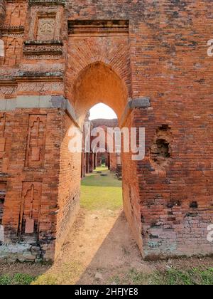 Des vestiges de différentes mosquées en terre cuite et en briques, construites au cours du 12th à 16th siècle, se trouvent à Naogaon et Chapai Nawabganj, les deux districts de la division Rajshahi.Le Rajshahi moderne se trouve dans l'ancienne région de Pundravardhana.La fondation de la ville date de 1634, selon des documents épigraphiques au mausolée de Soufi saint Shah Makdum.La région a accueilli une colonie hollandaise au 18th siècle.La municipalité de Rajshahi a été constituée pendant le Raj britannique en 1876.De nombreuses mosquées ont été construites au cours des cinq siècles et demi de domination musulmane avant la période coloniale britannique, b Banque D'Images