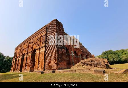 Des vestiges de différentes mosquées en terre cuite et en briques, construites au cours du 12th à 16th siècle, se trouvent à Naogaon et Chapai Nawabganj, les deux districts de la division Rajshahi.Le Rajshahi moderne se trouve dans l'ancienne région de Pundravardhana.La fondation de la ville date de 1634, selon des documents épigraphiques au mausolée de Soufi saint Shah Makdum.La région a accueilli une colonie hollandaise au 18th siècle.La municipalité de Rajshahi a été constituée pendant le Raj britannique en 1876.De nombreuses mosquées ont été construites au cours des cinq siècles et demi de domination musulmane avant la période coloniale britannique, b Banque D'Images