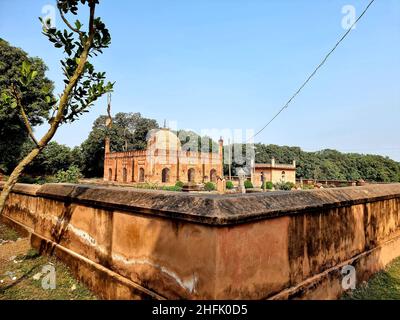 Des vestiges de différentes mosquées en terre cuite et en briques, construites au cours du 12th à 16th siècle, se trouvent à Naogaon et Chapai Nawabganj, les deux districts de la division Rajshahi.Le Rajshahi moderne se trouve dans l'ancienne région de Pundravardhana.La fondation de la ville date de 1634, selon des documents épigraphiques au mausolée de Soufi saint Shah Makdum.La région a accueilli une colonie hollandaise au 18th siècle.La municipalité de Rajshahi a été constituée pendant le Raj britannique en 1876.De nombreuses mosquées ont été construites au cours des cinq siècles et demi de domination musulmane avant la période coloniale britannique, b Banque D'Images