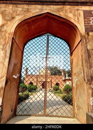 Des vestiges de différentes mosquées en terre cuite et en briques, construites au cours du 12th à 16th siècle, se trouvent à Naogaon et Chapai Nawabganj, les deux districts de la division Rajshahi.Le Rajshahi moderne se trouve dans l'ancienne région de Pundravardhana.La fondation de la ville date de 1634, selon des documents épigraphiques au mausolée de Soufi saint Shah Makdum.La région a accueilli une colonie hollandaise au 18th siècle.La municipalité de Rajshahi a été constituée pendant le Raj britannique en 1876.De nombreuses mosquées ont été construites au cours des cinq siècles et demi de domination musulmane avant la période coloniale britannique, b Banque D'Images