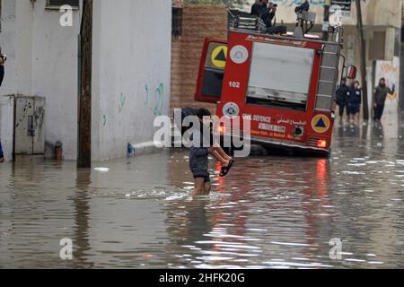 Gaza.17th janvier 2022.Une famille palestinienne s'est réveillée le matin à la pluie torrentielle qui a envahi leur maison pendant qu'ils dormaient à la suite de pluies torrentielles qui ont frappé le Beit Lahia dans la bande de Gaza, au nord.Gaza.Crédit : CIC de la majorité mondiale/Alamy Live News Banque D'Images