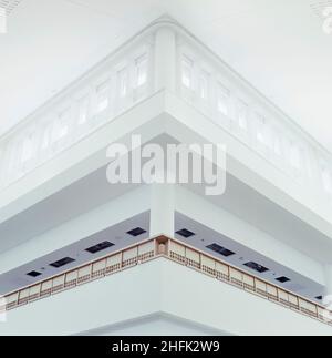 British Library, Euston Road, St Pancras, Camden, Londres,13/11/1995.Le coin d'un balcon dans l'une des salles de lecture de la British Library, donnant sur la balustrade en bois et la clerestory ci-dessus. Banque D'Images