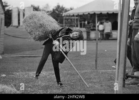 Laing Sports Ground, Rowley Lane, Elstree, Barnett, Londres,18/06/1977.Un enfant qui participe à un concours de balles de foin lors du Jubilé Gala Day qui s'est tenu au stade de Laing Sports Ground. Banque D'Images