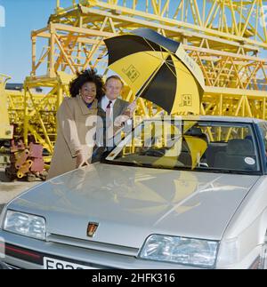 Borehamwood, Elstree et Borehamwood, Hertsmere, Hertfordshire, 23/02/1989.Derek Welsh, directeur général de l'EPL, et Tessa Sanderson, athlète olympique, posant avec sa voiture Rover sponsorisée, probablement au dépôt de l'EPL à Borehamwood.Tessa Sanderson a conclu une entente de parrainage avec EPL, qui fait partie du groupe Laing. Banque D'Images