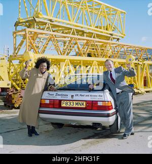 Borehamwood, Elstree et Borehamwood, Hertsmere, Hertfordshire, 23/02/1989.Derek Welsh, directeur général de l'EPL, et Tessa Sanderson, athlète olympique, posant avec sa voiture Rover sponsorisée, probablement au dépôt de l'EPL à Borehamwood.Tessa Sanderson a conclu une entente de parrainage avec EPL, qui fait partie du groupe Laing. Banque D'Images