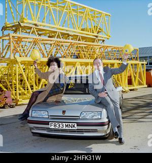 Borehamwood, Elstree et Borehamwood, Hertsmere, Hertfordshire, 23/02/1989.Derek Welsh, directeur général de l'EPL, et Tessa Sanderson, athlète olympique, posant sur le capot de sa voiture Rover sponsorisée, probablement au dépôt de l'EPL à Borehamwood.Tessa Sanderson a conclu une entente de parrainage avec EPL, qui fait partie du groupe Laing. Banque D'Images