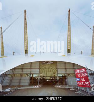 Millennium Dome, Drawdock Road, Greenwich, Londres, 28/01/1999.L'entrée principale du Millennium Dome, utilisée par tous les véhicules de construction. Banque D'Images