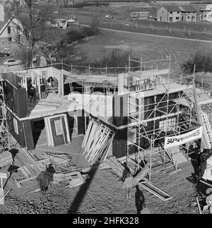 Future Home 2000, Coleshill place, Bradwell Common, Bradwell, Milton Keynes,03/02/1981.Une vue en hauteur d'un préparateur de cerisier de progrès sur le site de construction future Home 2000 à Milton Keynes.Le future Home 2000 a été construit par Super Homes pour être présenté dans le programme The Money de la BBC&#x2019.Il faisait partie de l'exposition Milton Keynes Development Corporation&#x2019;s Home World &#x2019;81.36 maisons d'exposition ont été construites par 22 entreprises du monde entier pour l'exposition, sur le thème de la conservation de l'énergie.La structure est dotée d'un conservateur double hauteur orienté sud Banque D'Images