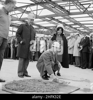 MAYDAY Hospital, London Road, West Thornton, Croydon, Londres,01/05/1981.Denis Sweaney, président de l'autorité sanitaire de la région de Croydon, utilisant une truelle pour lisser le dernier lot de béton lors de la mise en place du bloc de services à l'hôpital Mayday.La région sud de Laing&#x2019;s a reçu le contrat pour la première phase d'un projet de réaménagement en cinq phases de plusieurs millions de livres à l'hôpital Mayday.Le contrat comprenait un nouveau bloc chirurgical de trois étages avec un bloc de service lié, qui devait être relié au complexe hospitalier principal par un pont.L'appoint du bloc de services à Mayd Banque D'Images