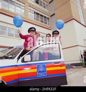 Chelsea and Westminster Hospital, Fulham Road, Kensington and Chelsea, Londres, 05/09/1992.Deux enfants se sont posés avec deux officiers de police métropolitaine et une voiture de police, tout en portant des casquettes de police et en tenant des ballons, pendant une journée portes ouvertes à l'hôpital de Chelsea et Westminster.Laing Management Contracting a travaillé à la construction de l'hôpital Chelsea et Westminster au nom de la North West Thames Regional Health Authority entre 1989 et 1993.Le nouvel hôpital d'enseignement a été construit sur le site de l'ancien hôpital St Stephen&#x2019;s, qui a été démoli au début de 1989.L'utilisation de fas Banque D'Images